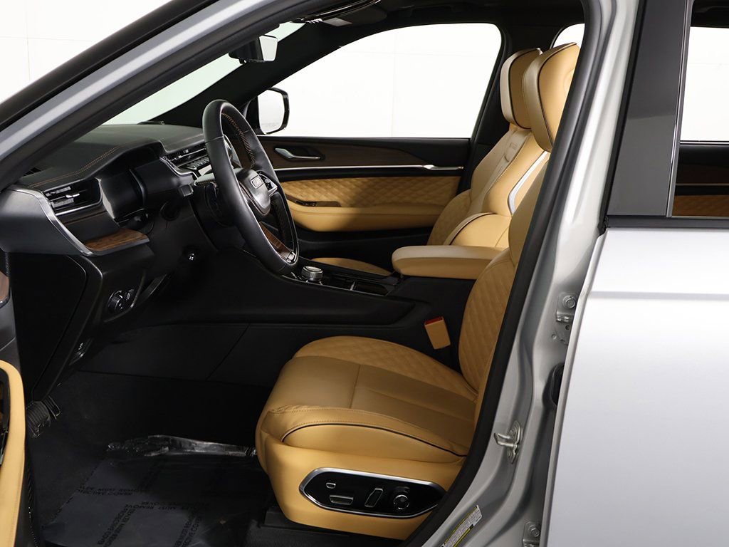 Used 2024 Jeep Grand Cherokee L Summit w/ Advanced Protech Group IV image 32