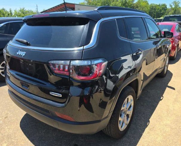 Used 2025 Jeep Compass Latitude AWD/4WD image 3