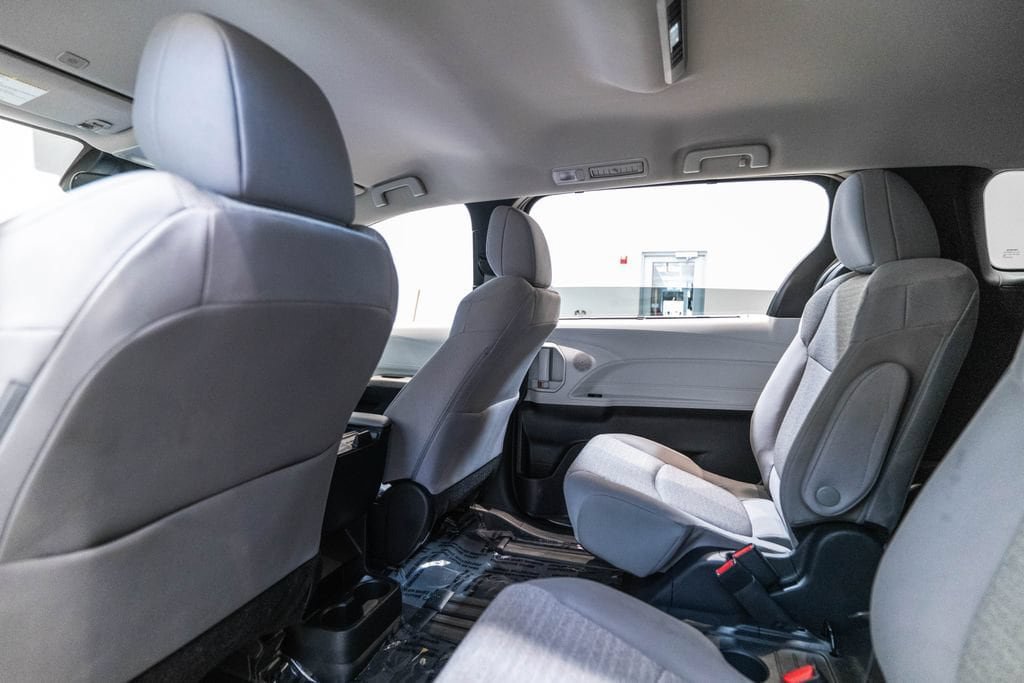 Used 2025 Toyota Sienna LE FWD image 14