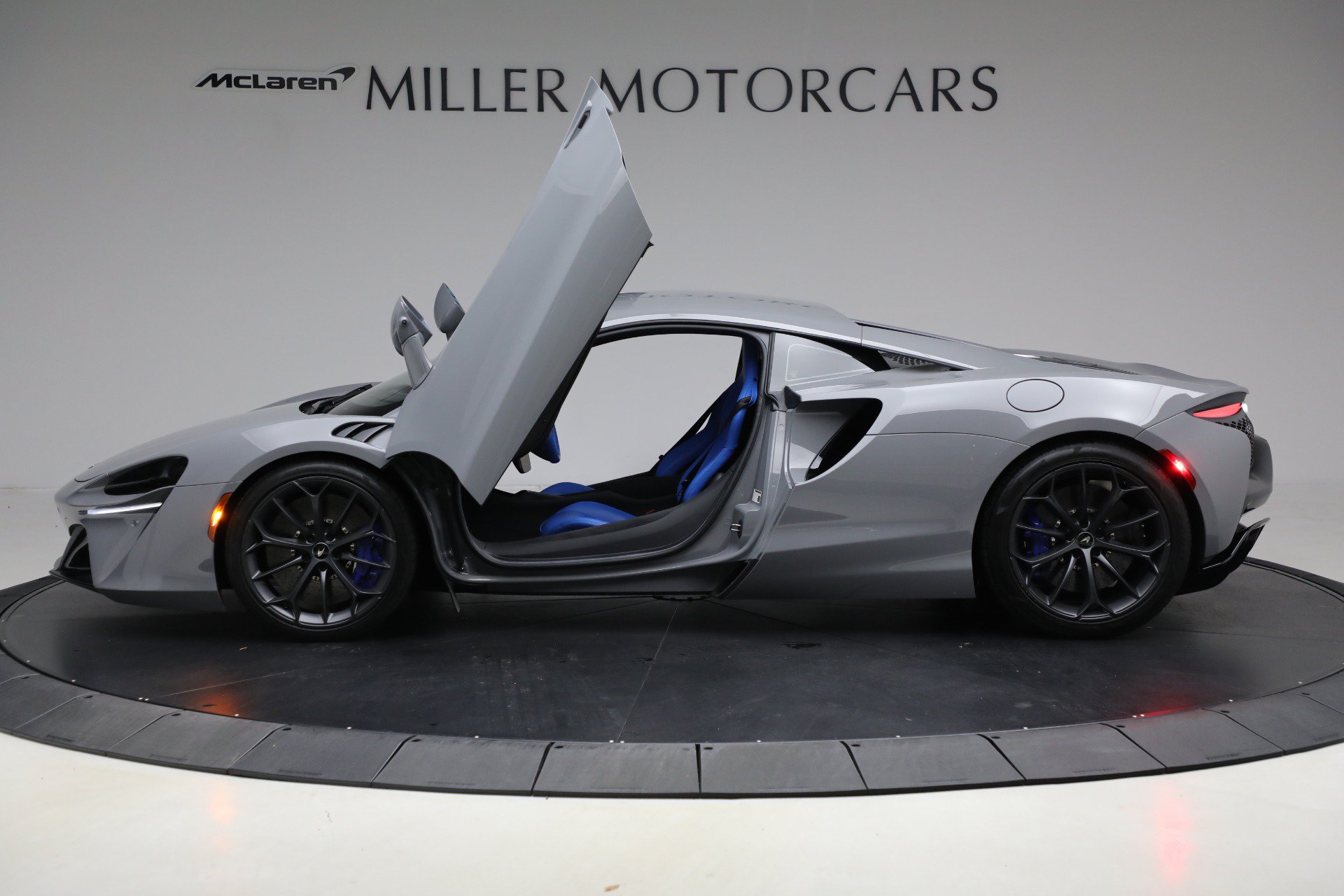 Used 2023 McLaren Artura RWD image 15