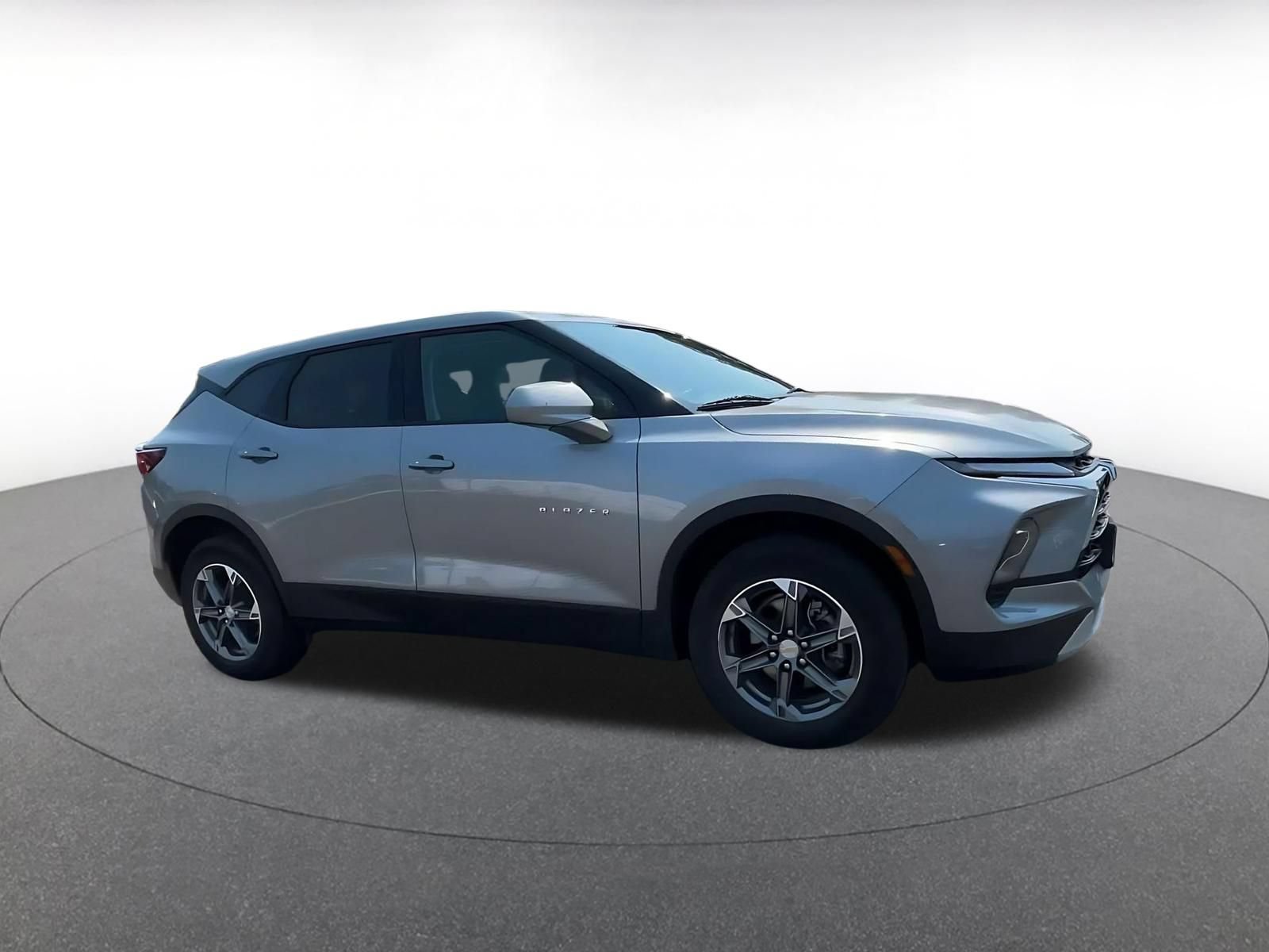 Used 2025 Chevrolet Blazer LT FWD image 2