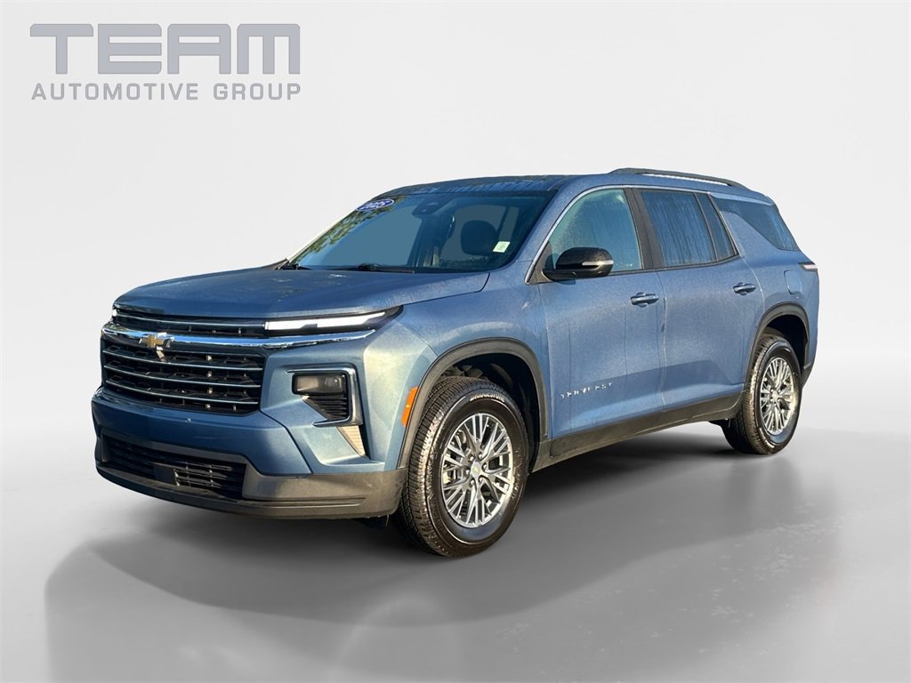 Used 2025 Chevrolet Traverse LT image 3