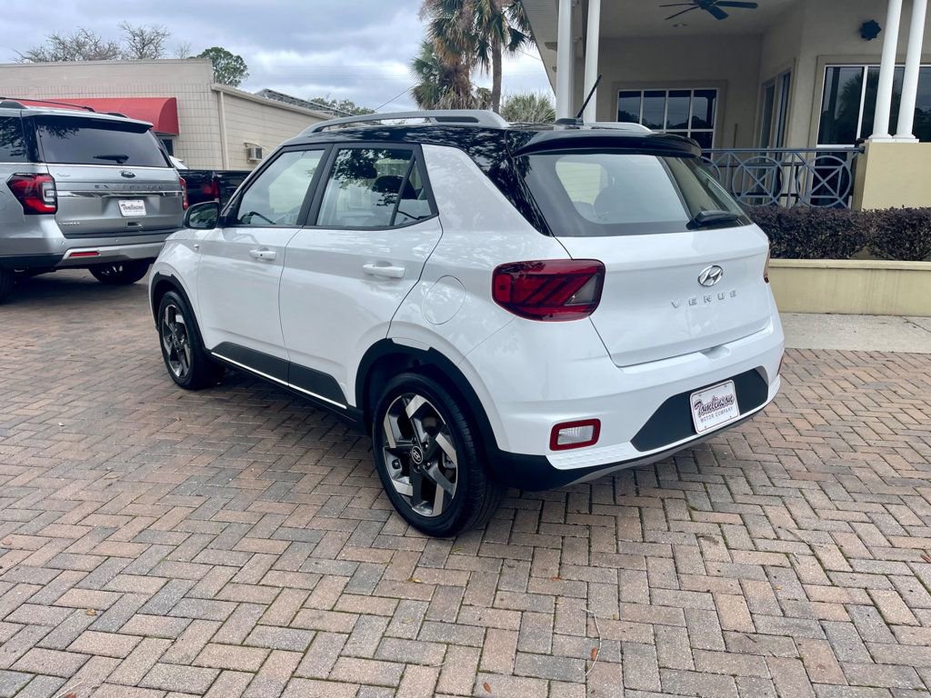 Used 2025 Hyundai Venue Limited image 3