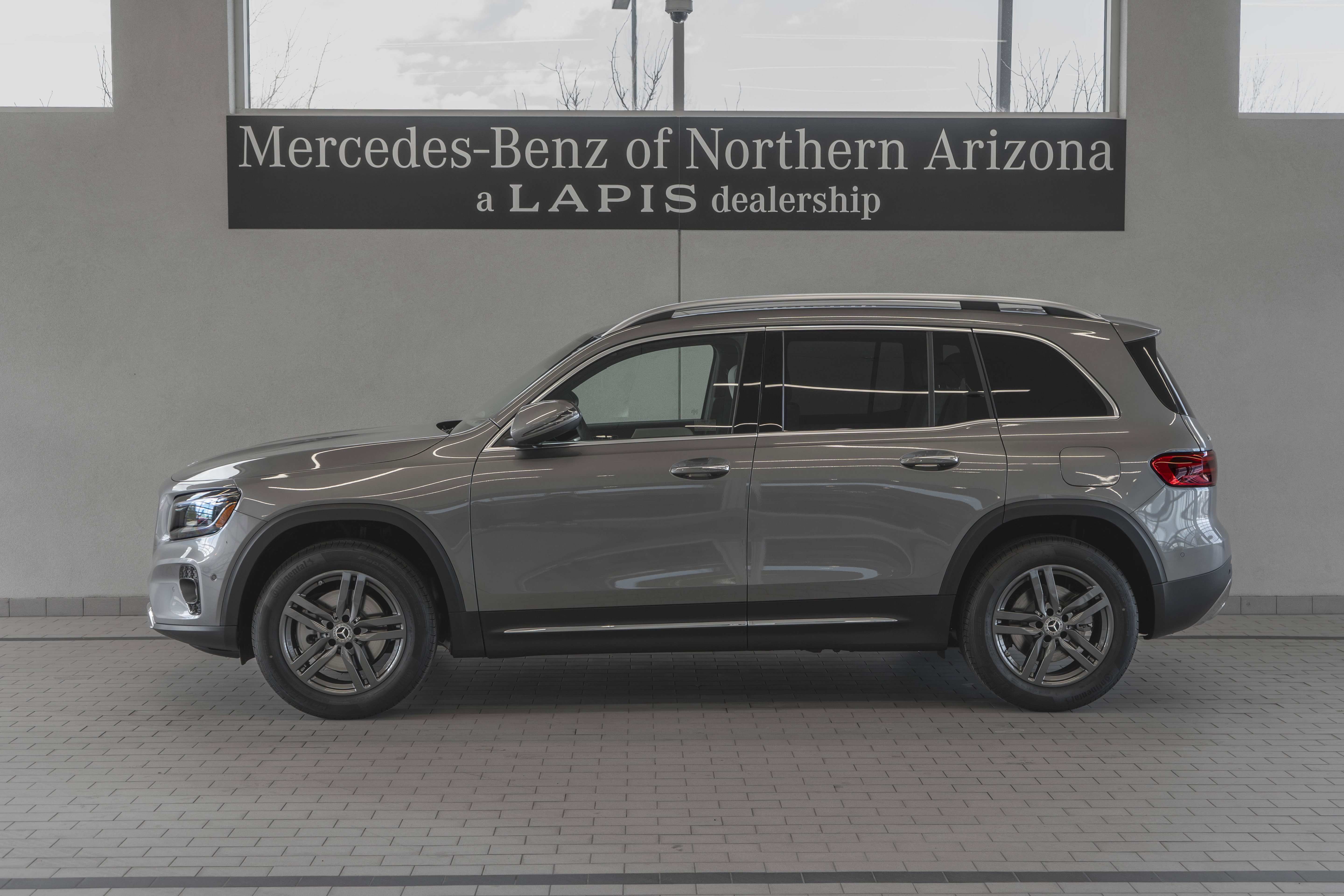 Used 2025 Mercedes-Benz GLB 250 4MATIC image 2