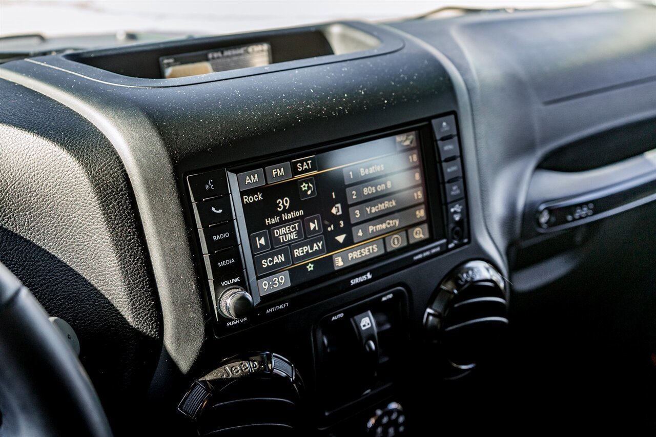 Used 2017 Jeep Wrangler Unlimited Rubicon image 25