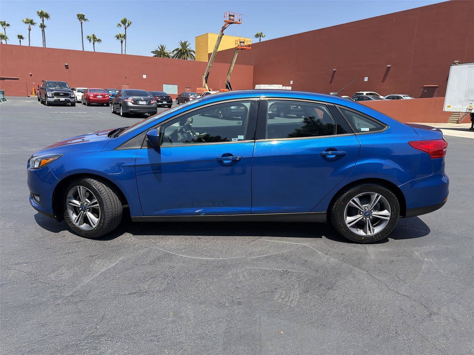 Used 2018 Ford Focus SE w/ SE Appearance Package FWD image 3