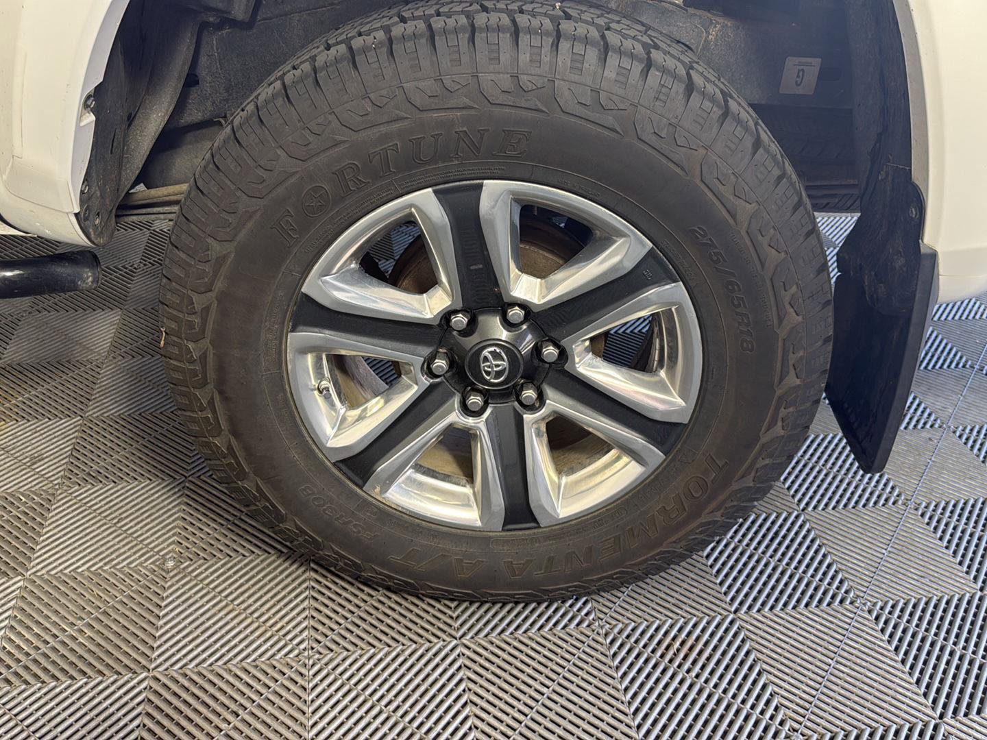 Used 2016 Toyota Tacoma Limited w/ Towing Package image 7