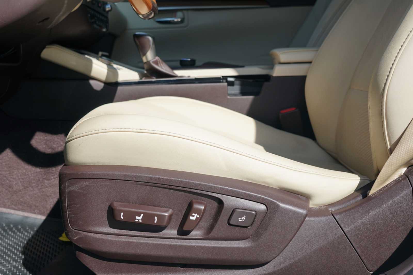 Used 2016 Lexus ES 300h w/ Premium Package w/Wood Trim FWD image 18