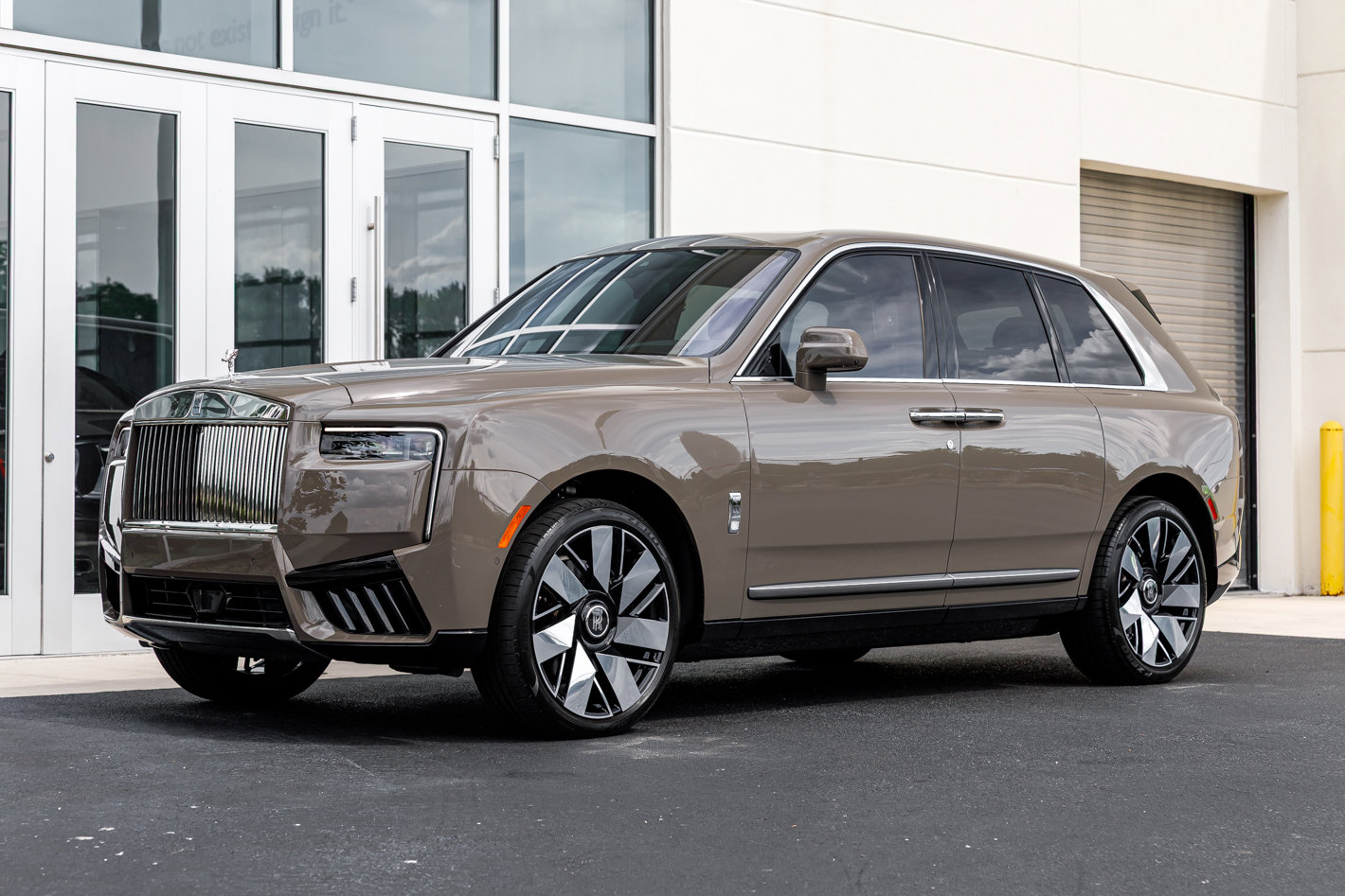 Certified 2025 Rolls-Royce Cullinan AWD/4WD image 5