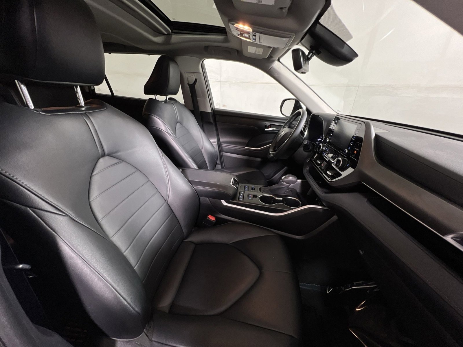 Used 2020 Toyota Highlander XLE image 27