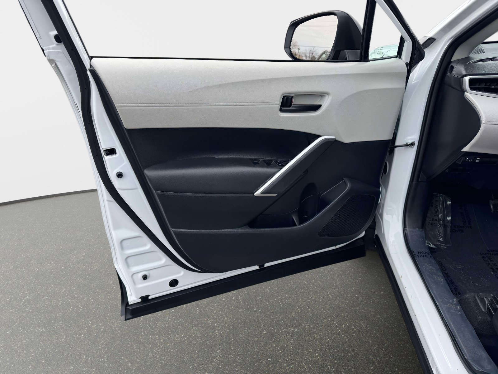 Used 2024 Toyota Corolla Cross L image 19