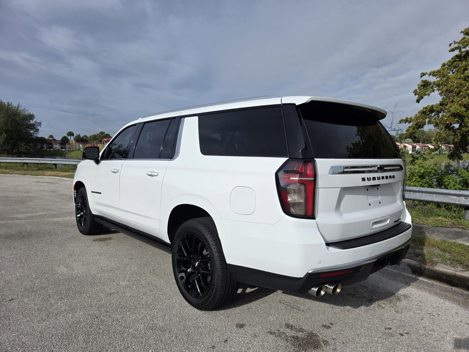 Used 2023 Chevrolet Suburban Premier AWD/4WD image 2