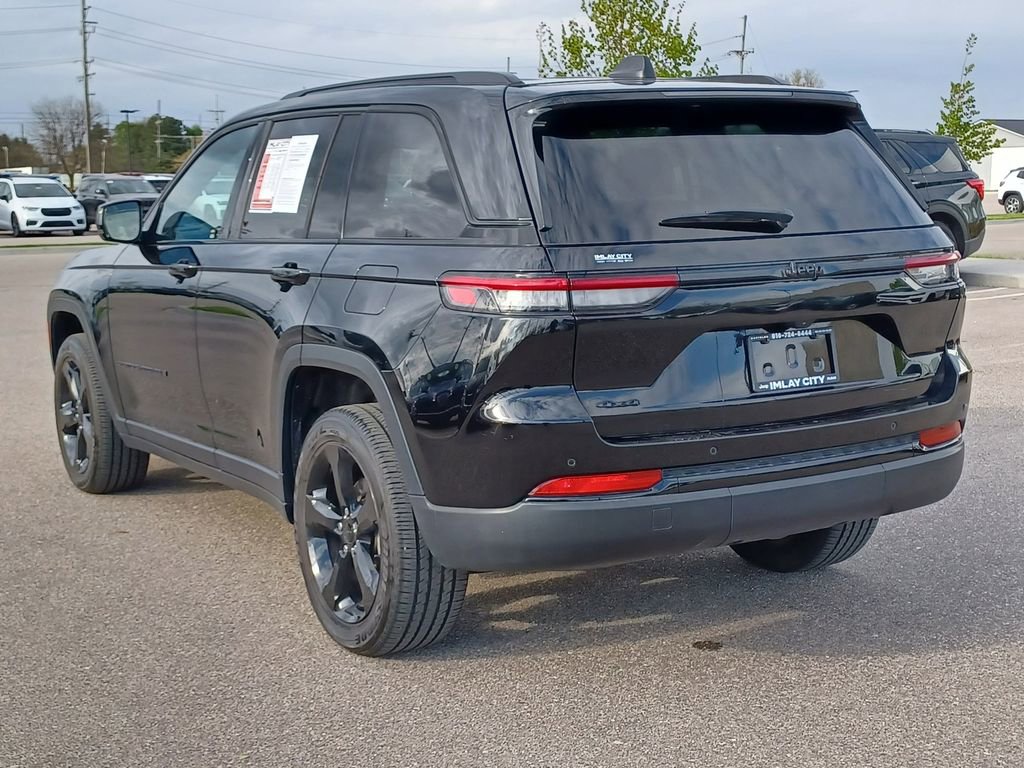 Used 2023 Jeep Grand Cherokee Altitude AWD/4WD image 3
