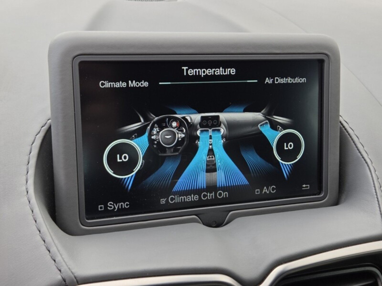 Used 2023 Aston Martin V8 Vantage Roadster RWD image 31