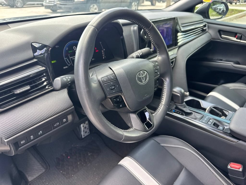 Used 2025 Toyota Camry SE w/ Convenience Package FWD image 9