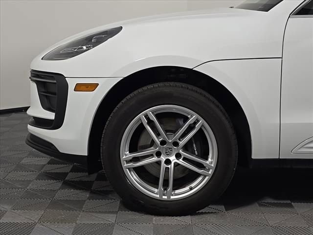 Certified 2025 Porsche Macan AWD/4WD image 11