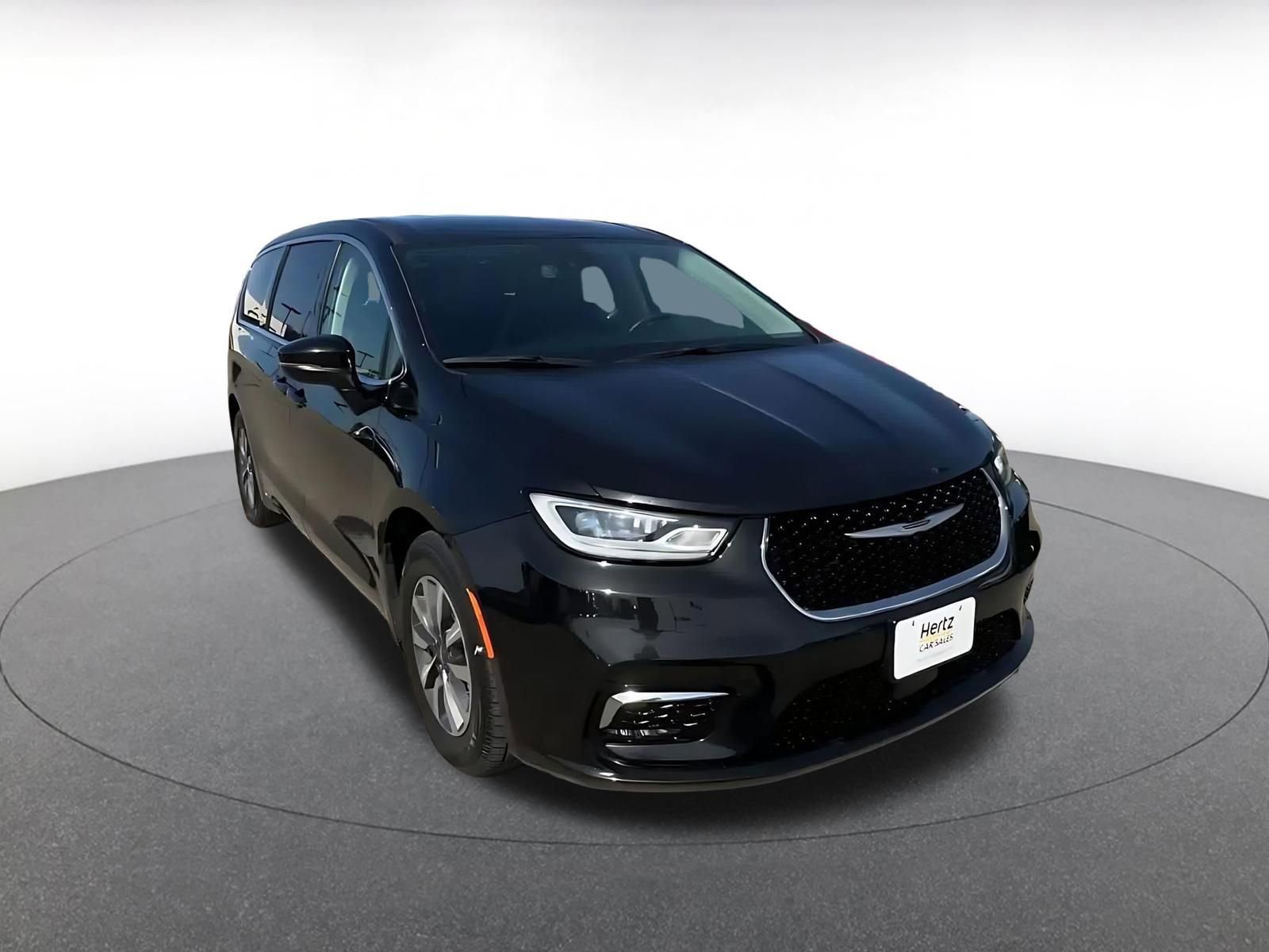 Used 2023 Chrysler Pacifica Touring-L image 3