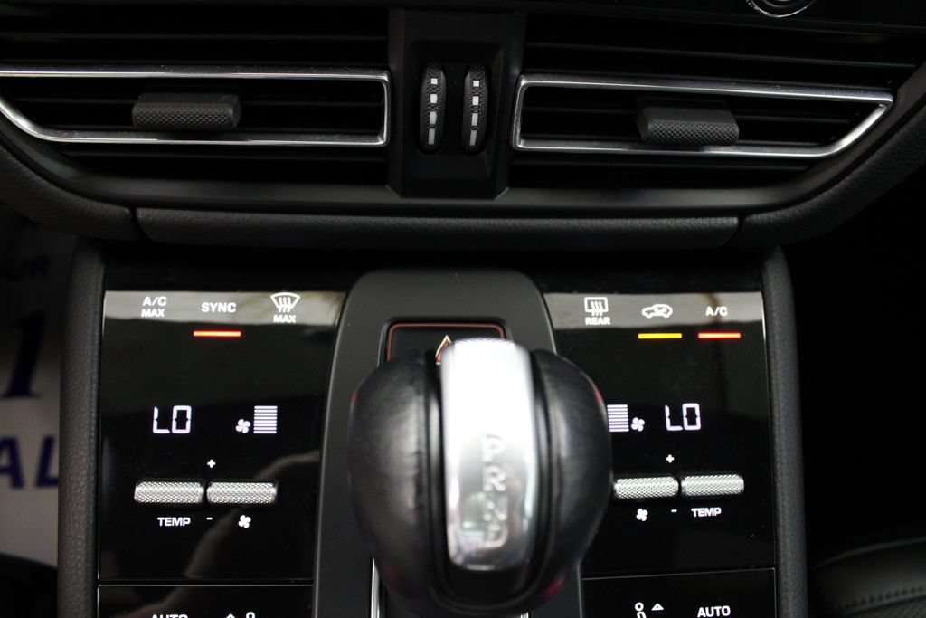 Certified 2023 Porsche Macan AWD/4WD image 36