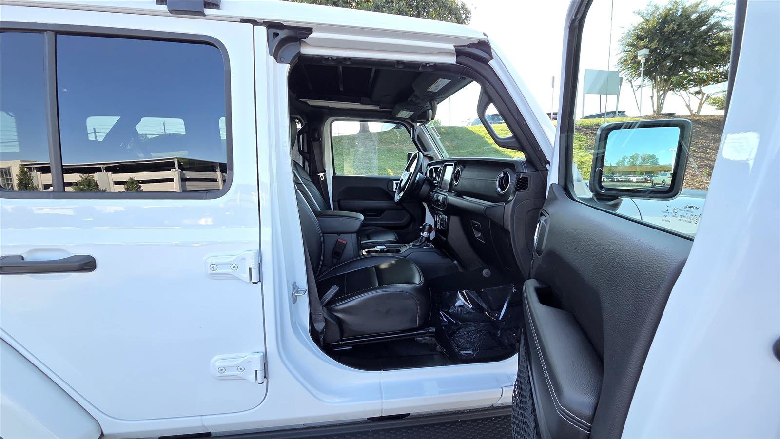 Used 2022 Jeep Wrangler Unlimited Sahara w/ Cold Weather Group AWD/4WD image 29