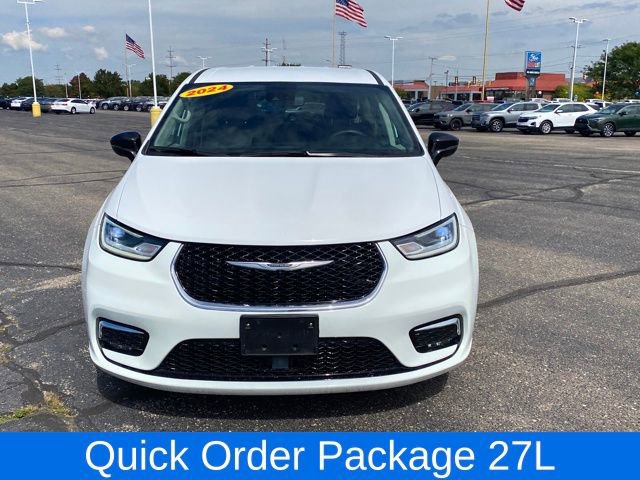 Used 2024 Chrysler Pacifica Touring-L image 2
