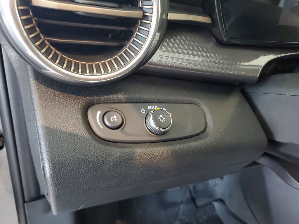 New 2026 Chevrolet Trax ACTIV w/ Sunroof Package image 17