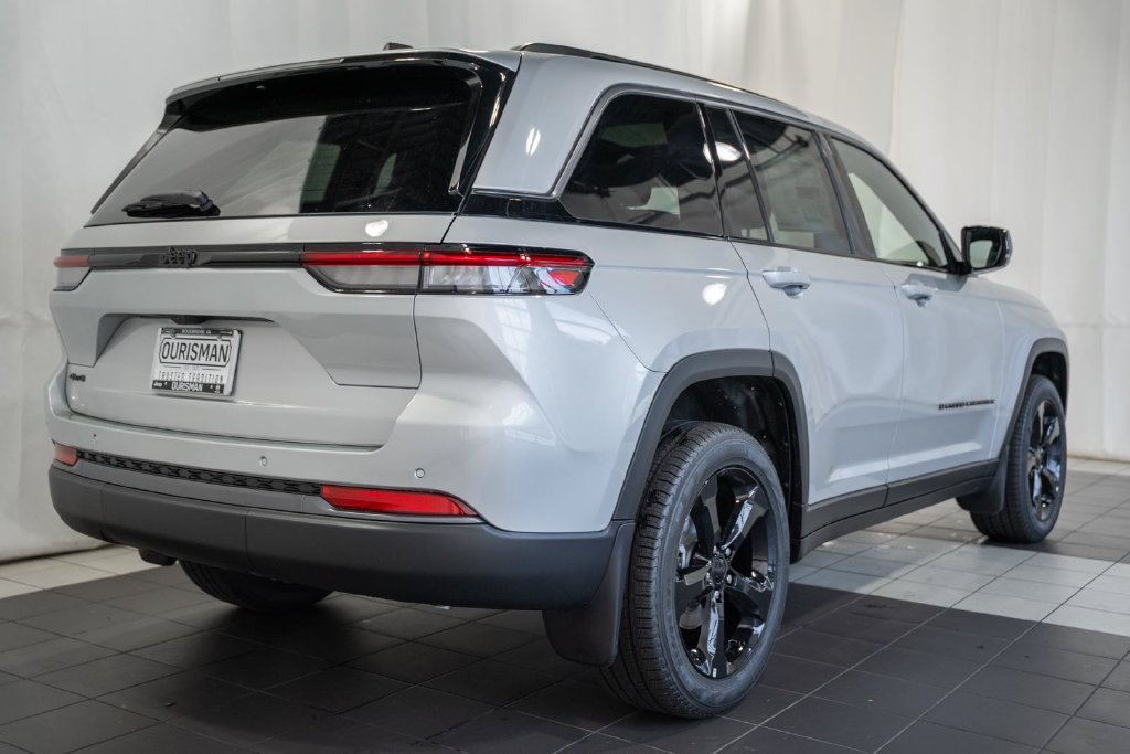 New 2026 Jeep Grand Cherokee Limited w/ Limited Altitude Package AWD/4WD image 4