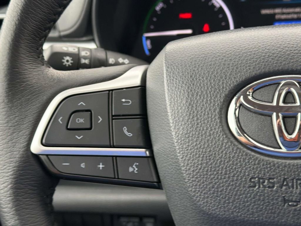 Used 2025 Toyota Sienna XLE image 11
