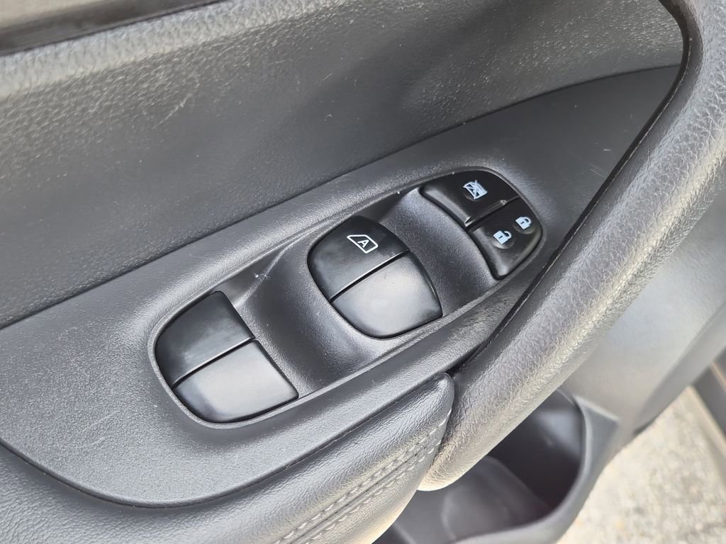 Used 2017 Nissan Rogue S image 19