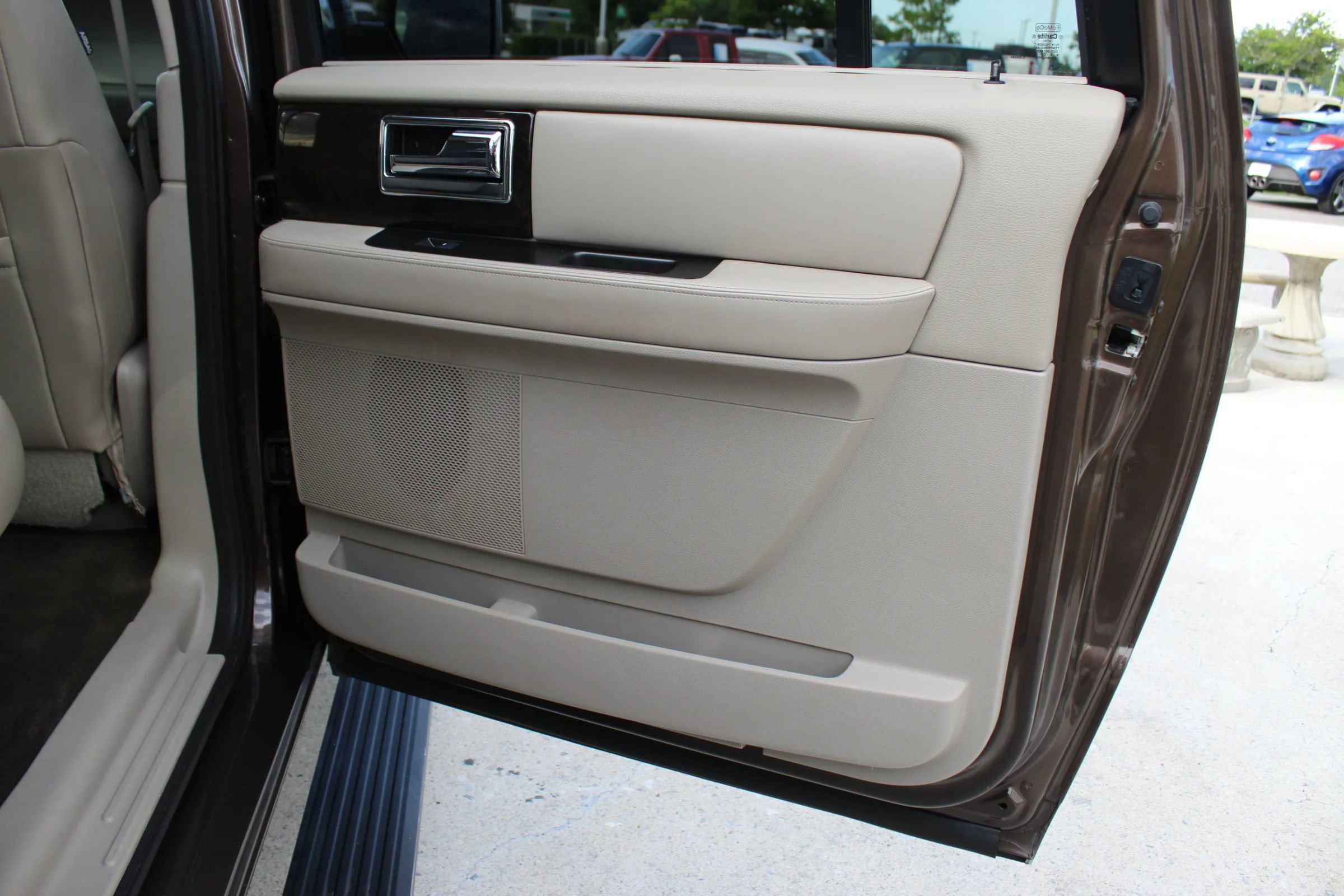 Used 2017 Lincoln Navigator L Select RWD image 25
