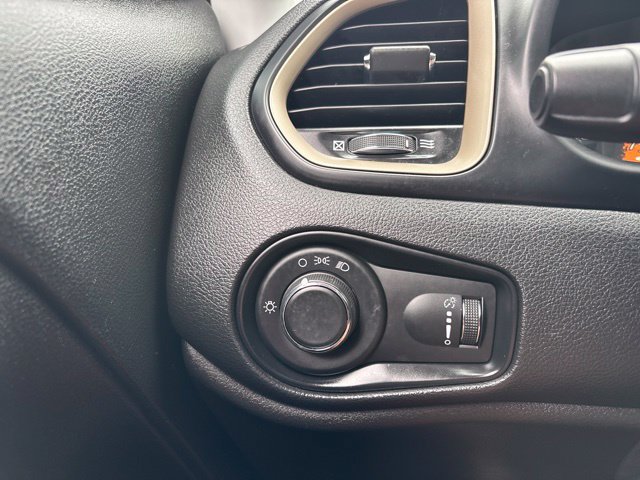 Used 2017 Jeep Renegade Sport w/ Power & Air Group FWD image 20