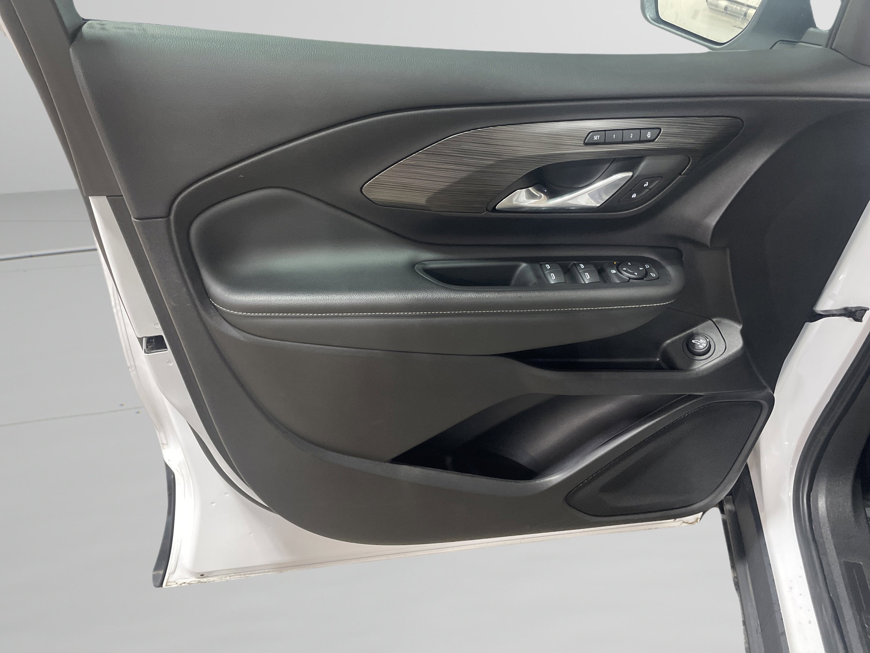 Used 2024 GMC Terrain SLT image 13