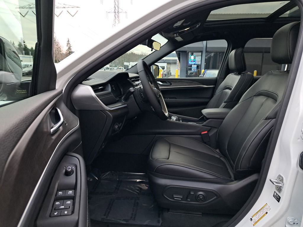 New 2025 Jeep Grand Cherokee Limited AWD/4WD image 11