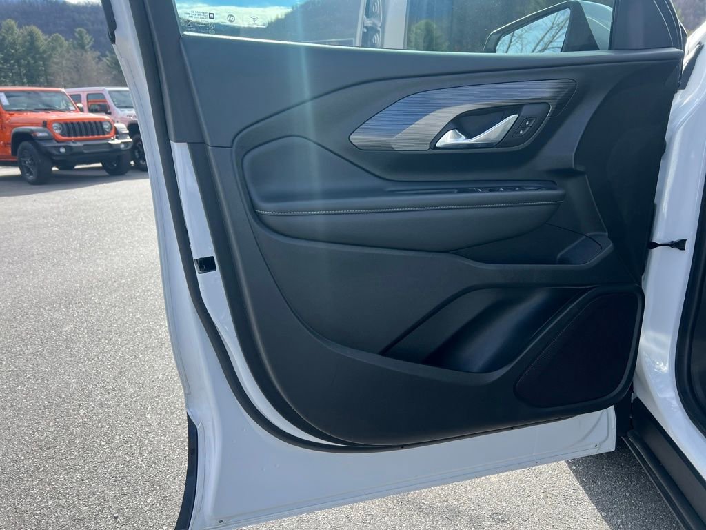 Used 2023 GMC Terrain SLE w/ Driver Convenience Package image 11