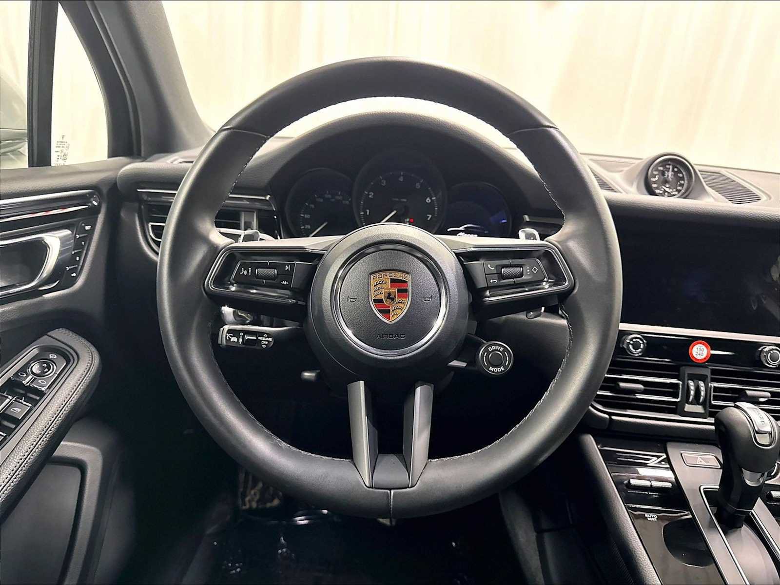 Used 2026 Porsche Macan AWD/4WD image 17
