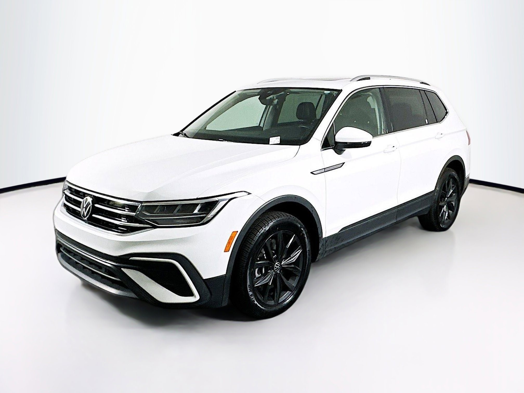 Used 2024 Volkswagen Tiguan SE image 3