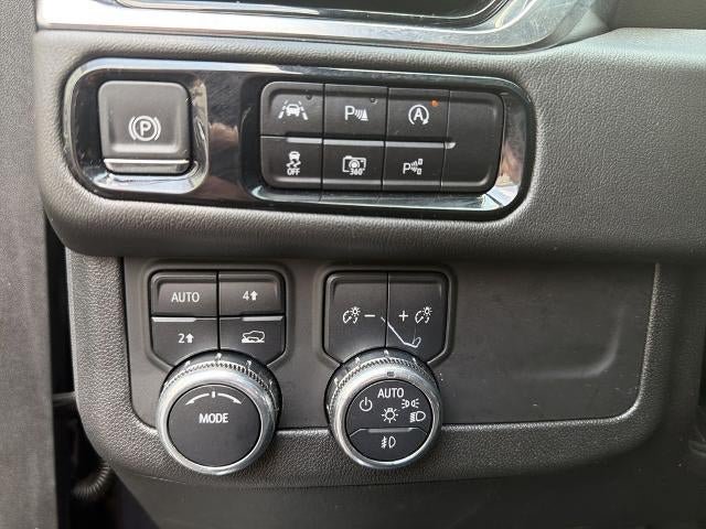 Used 2025 GMC Yukon Denali w/ Sun & Power Step Package AWD/4WD image 33