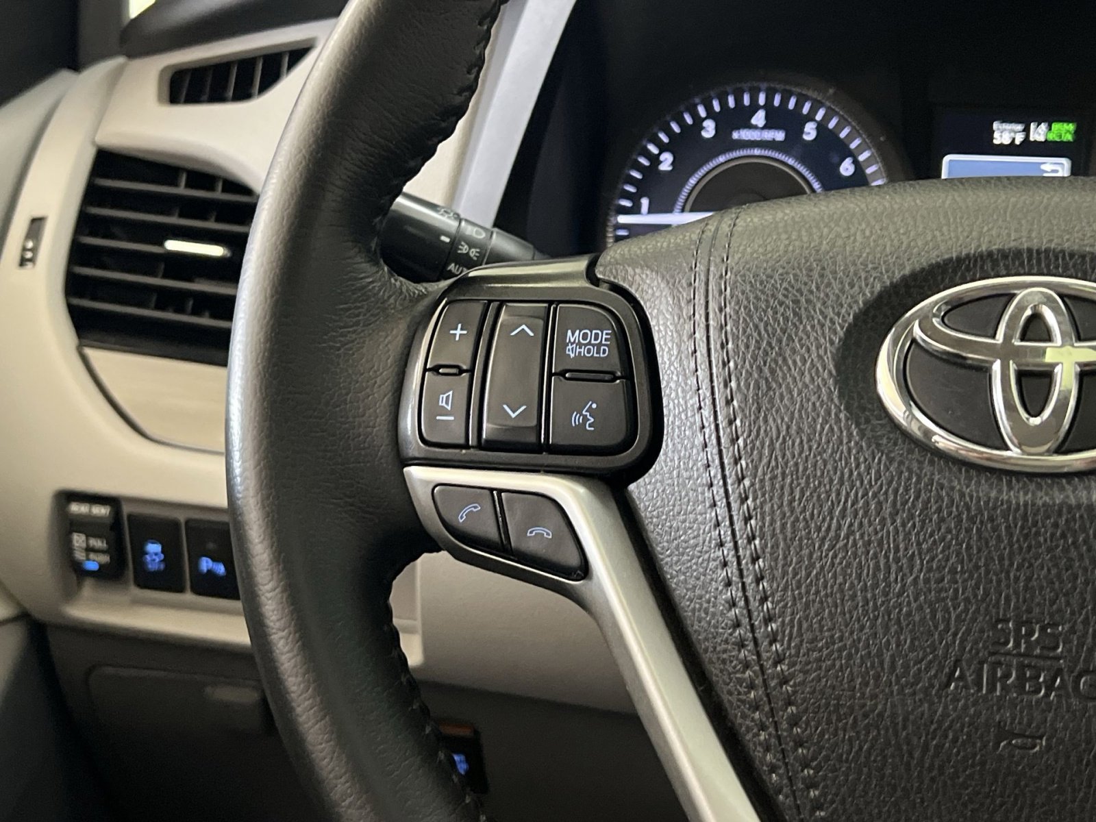 Used 2019 Toyota Sienna XLE w/ XLE Navigation Package image 33