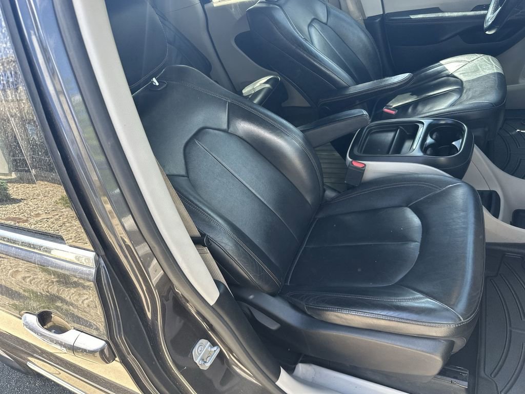 Used 2017 Chrysler Pacifica Touring-L FWD image 25