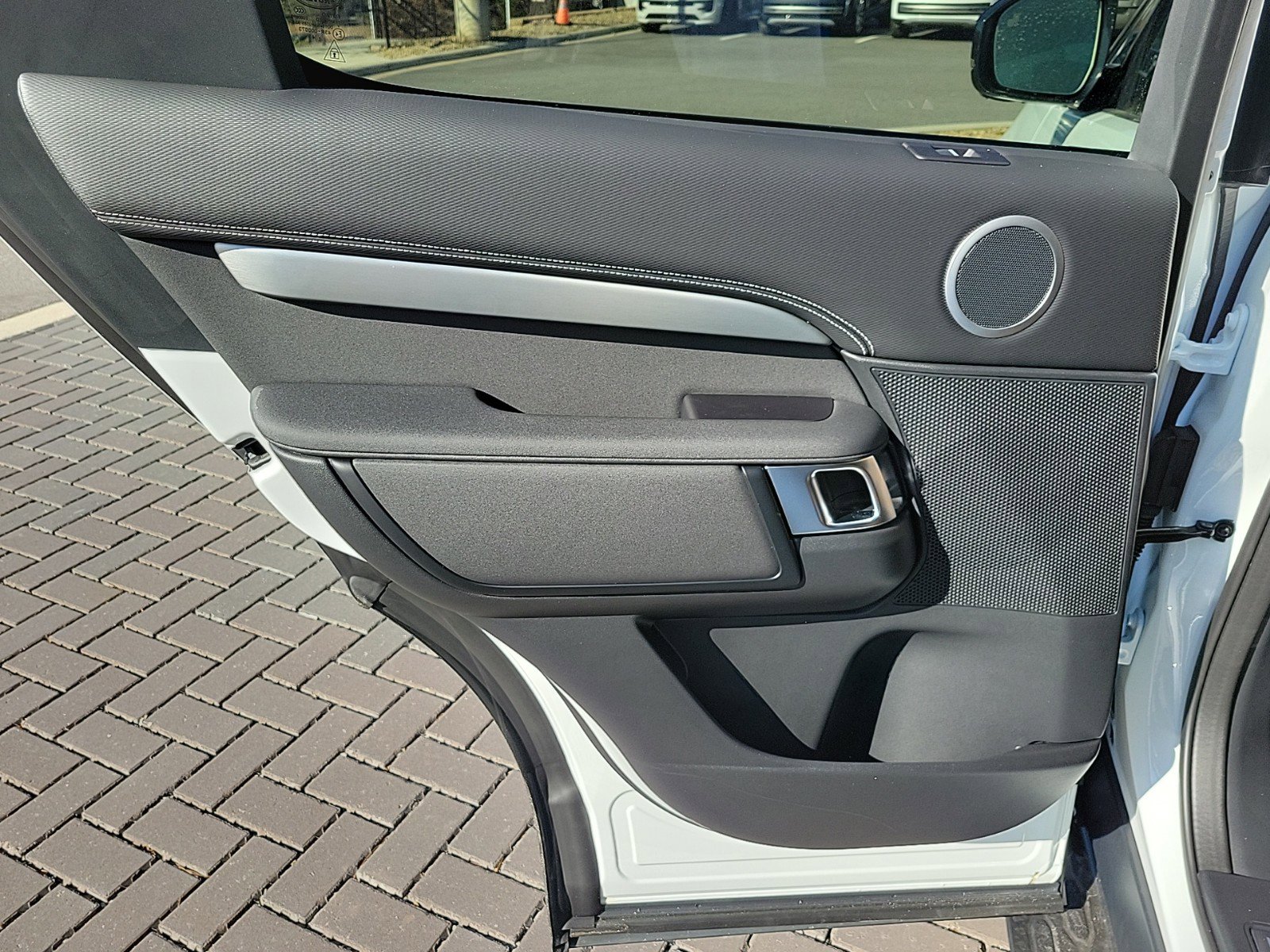 Certified 2025 Land Rover Discovery Dynamic SE AWD/4WD image 15