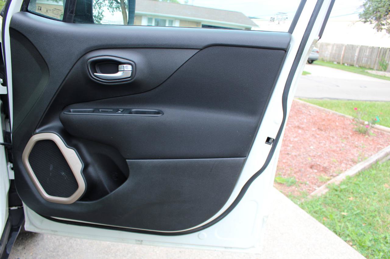 Used 2016 Jeep Renegade Latitude w/ Cold Weather Group FWD image 35