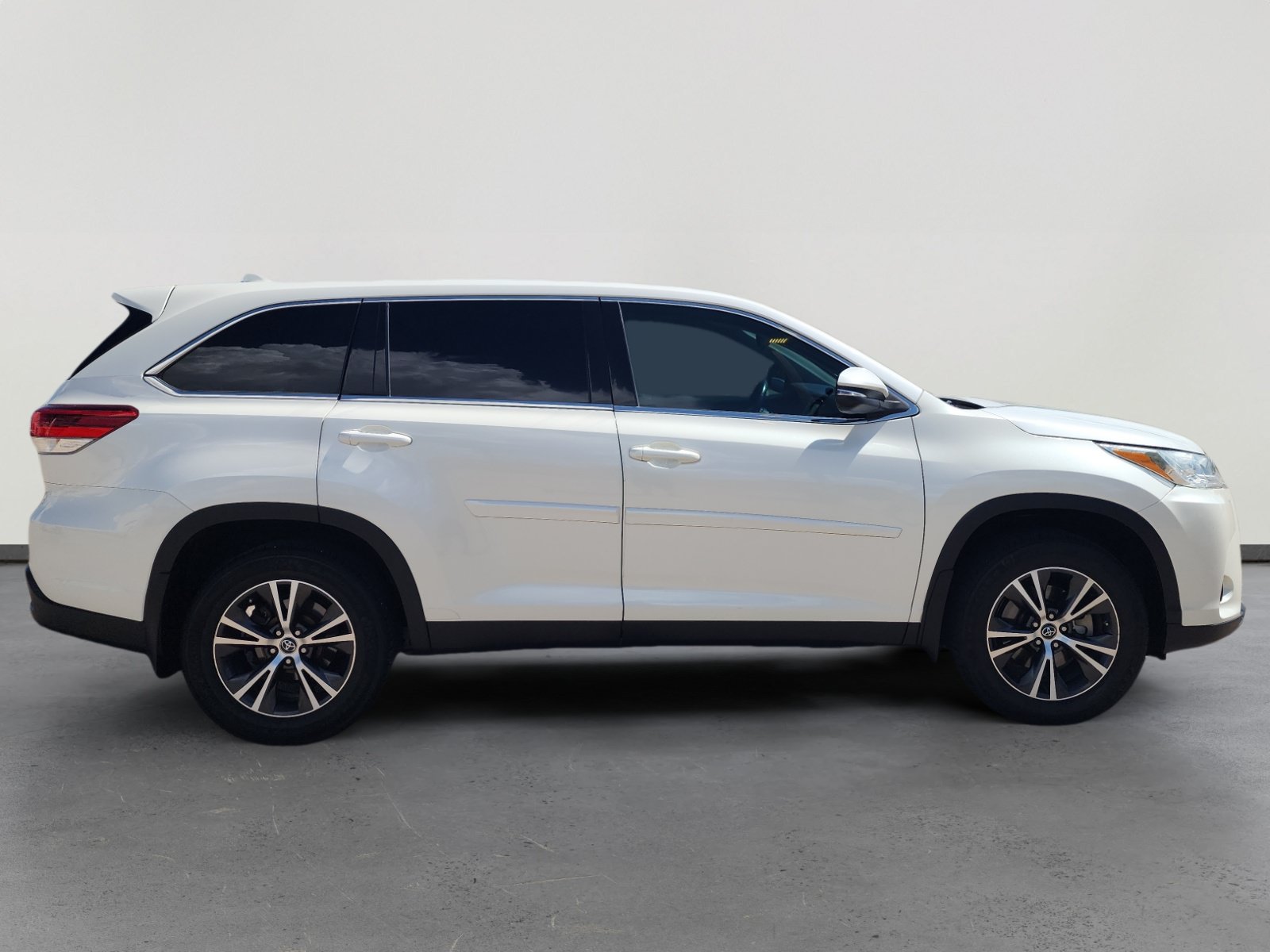 Used 2019 Toyota Highlander Plus AWD/4WD image 6
