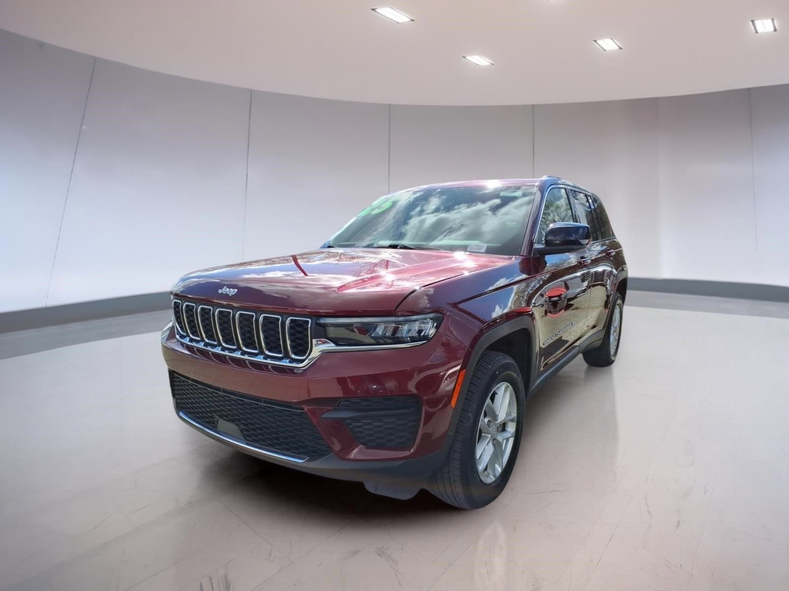 Used 2025 Jeep Grand Cherokee Laredo X w/ Luxury Tech Group I AWD/4WD image 2