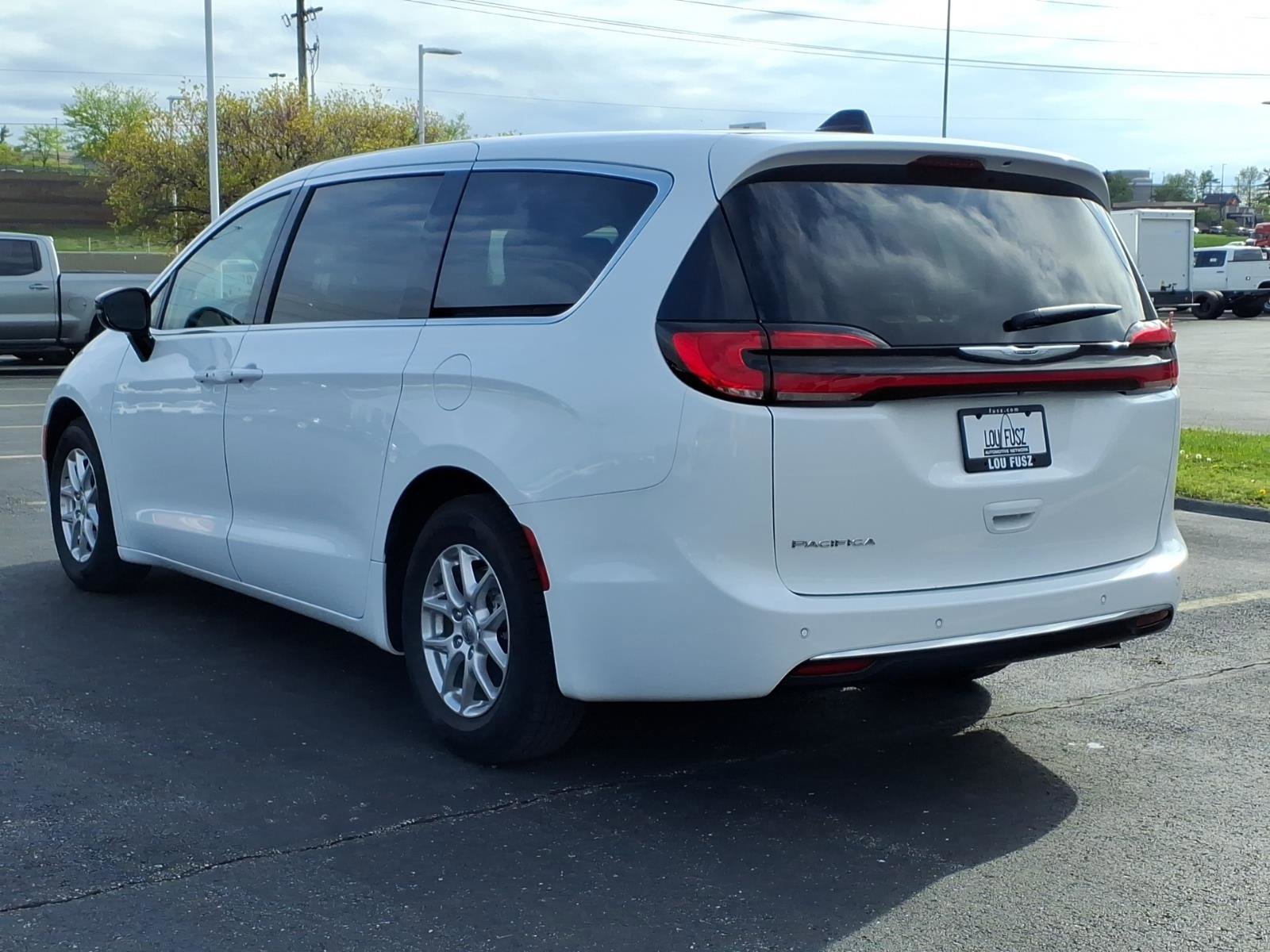 Used 2024 Chrysler Pacifica Touring-L image 5