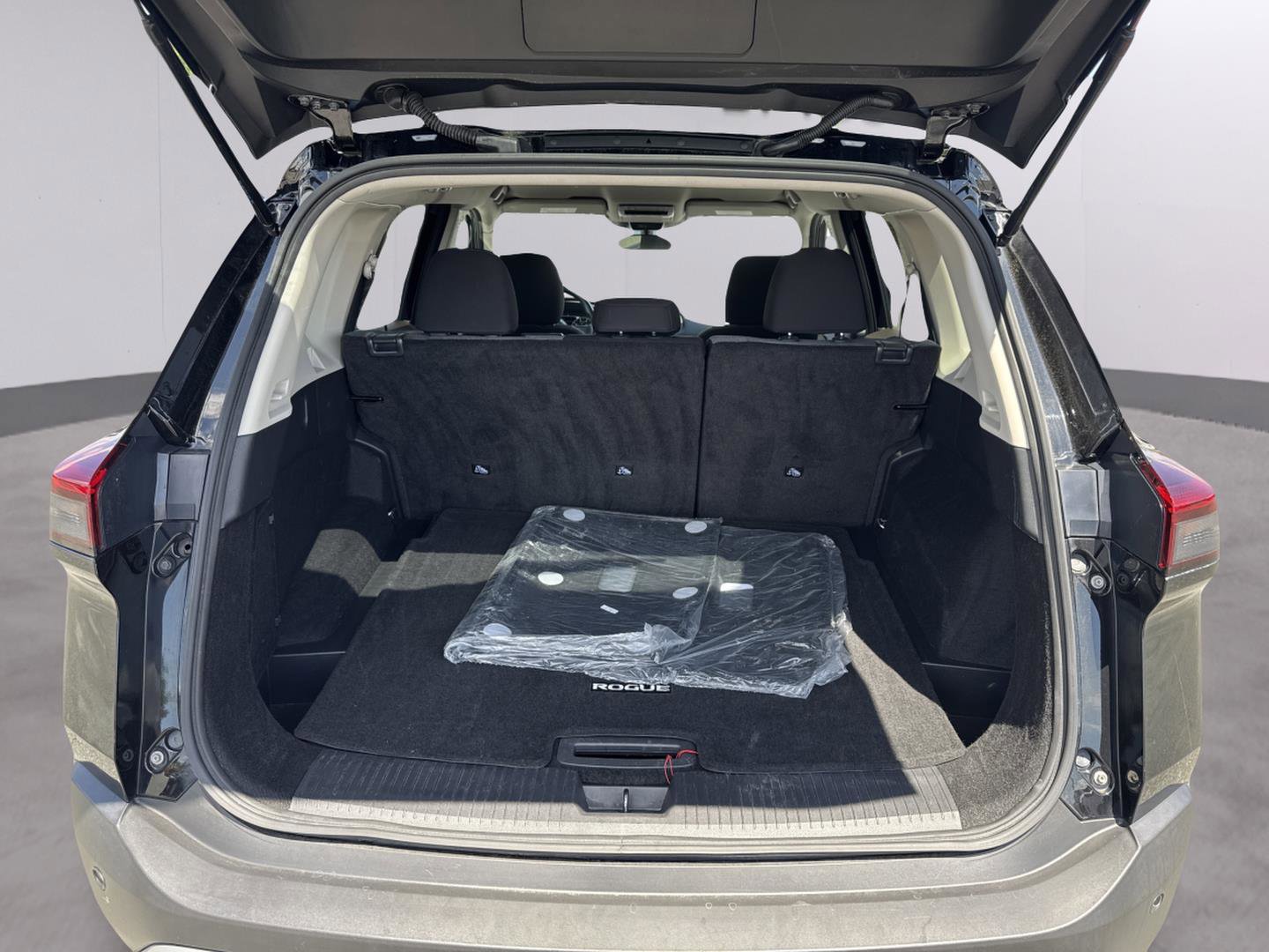 Used 2023 Nissan Rogue SV FWD image 32
