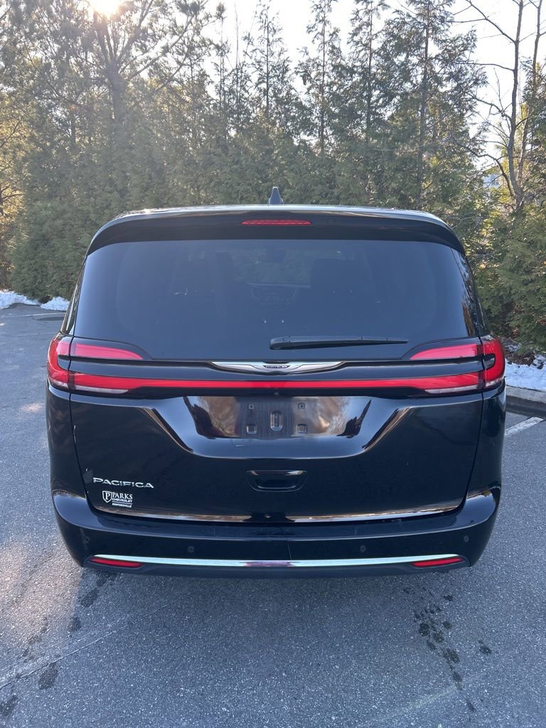 Used 2024 Chrysler Pacifica Touring-L image 3