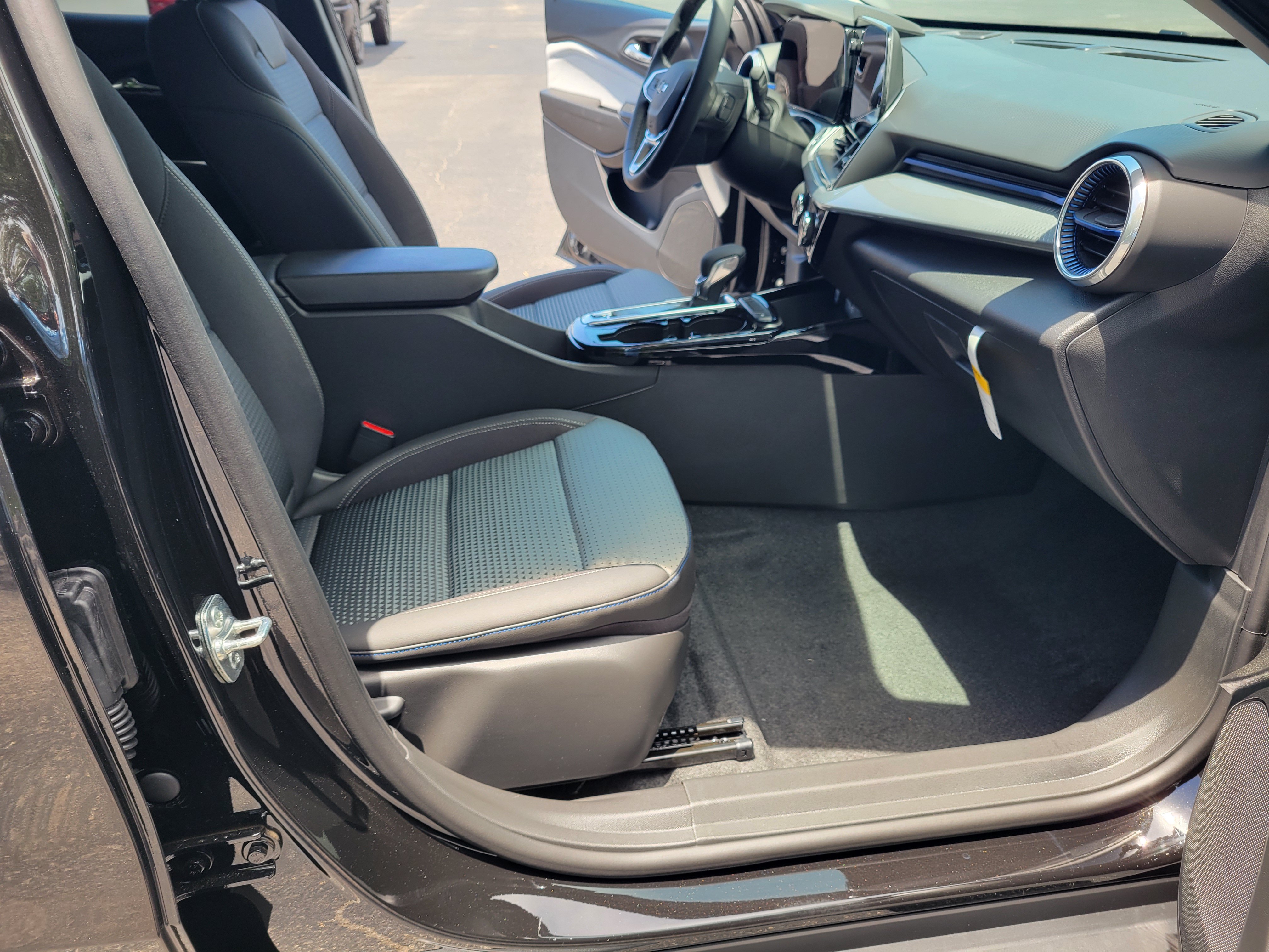 New 2026 Chevrolet Trax LT w/ Driver Confidence Package FWD image 27