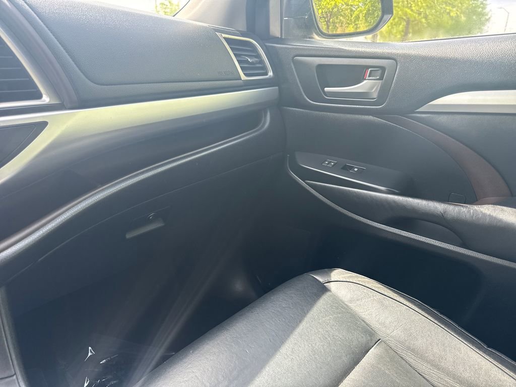Used 2015 Toyota Highlander XLE AWD/4WD image 18