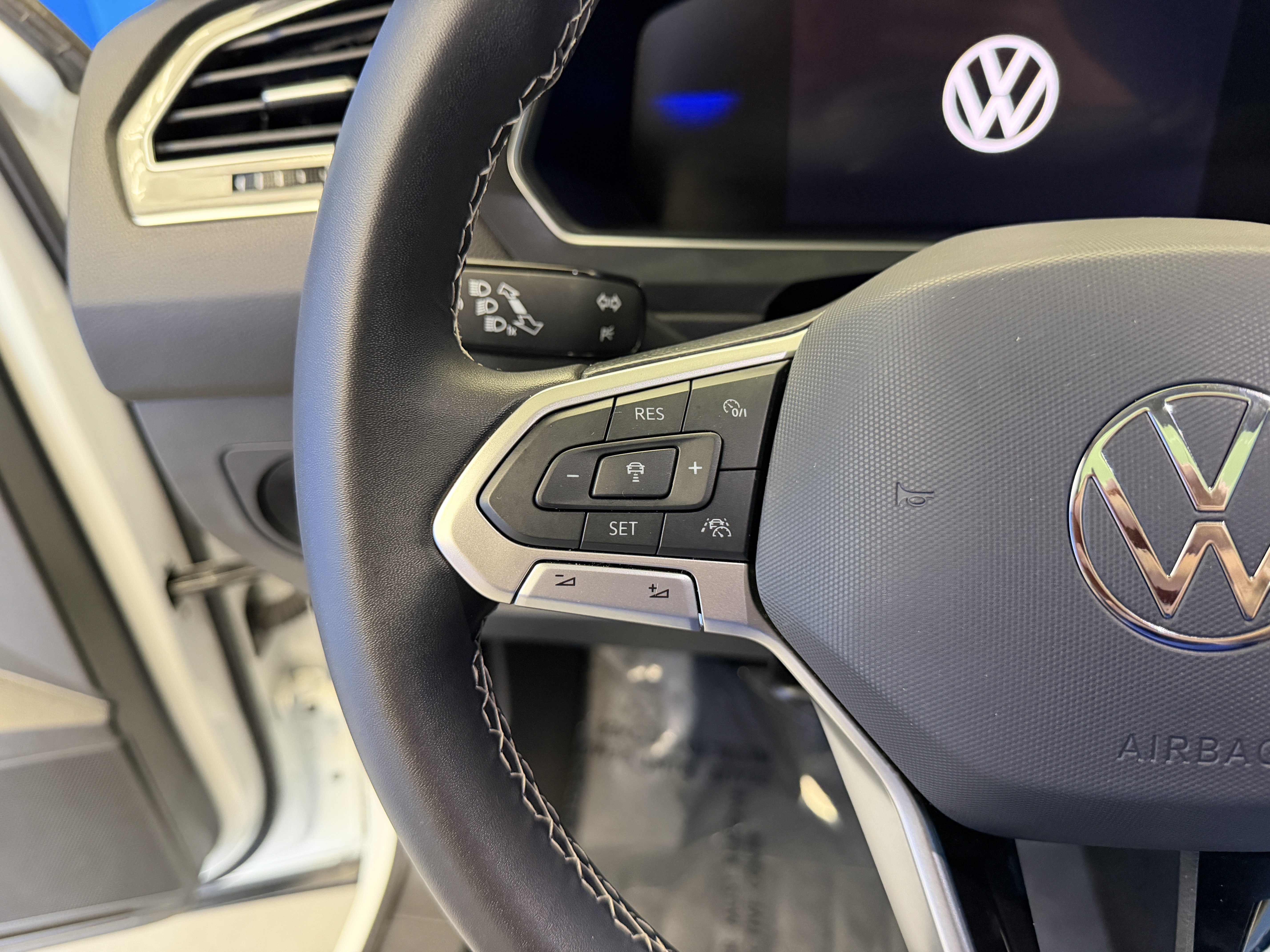 Used 2024 Volkswagen Tiguan SE w/ Panoramic Sunroof Package FWD image 20