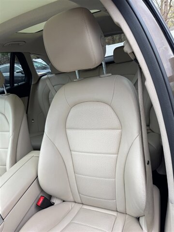 Used 2018 Mercedes-Benz GLC 300 4MATIC w/ Premium Package image 23