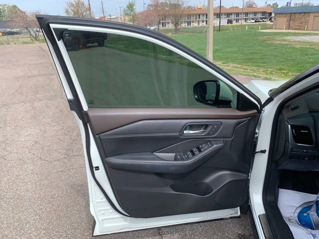 Used 2023 Nissan Rogue SL w/ SL Premium Package image 12